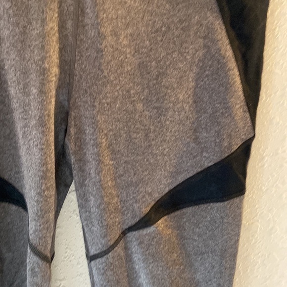 Women’s size, large marvel, hero, elite, capris, gray, and black J1 - Picture 2 of 6